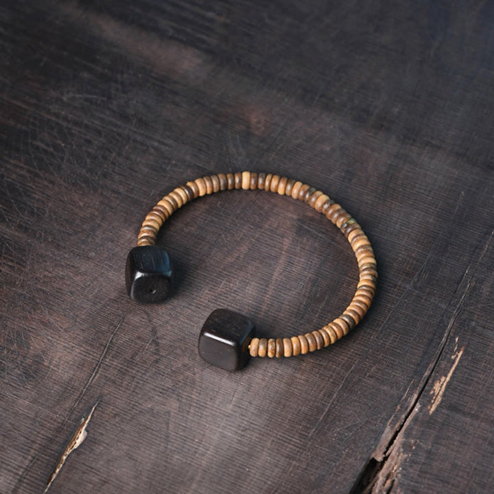 Pulsera de equilibrio con forma de cubo de sándalo verde y madera de ébano y Buddha Stones