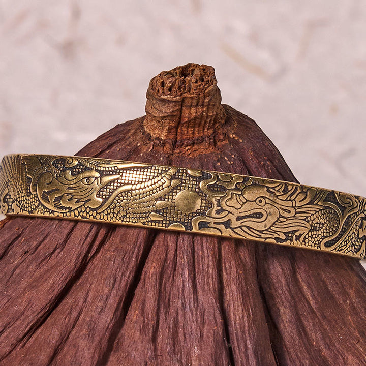 Pulsera de protección de la suerte de latón y cobre tallada con Buddha Stones, dragón y fénix jugando con una perla