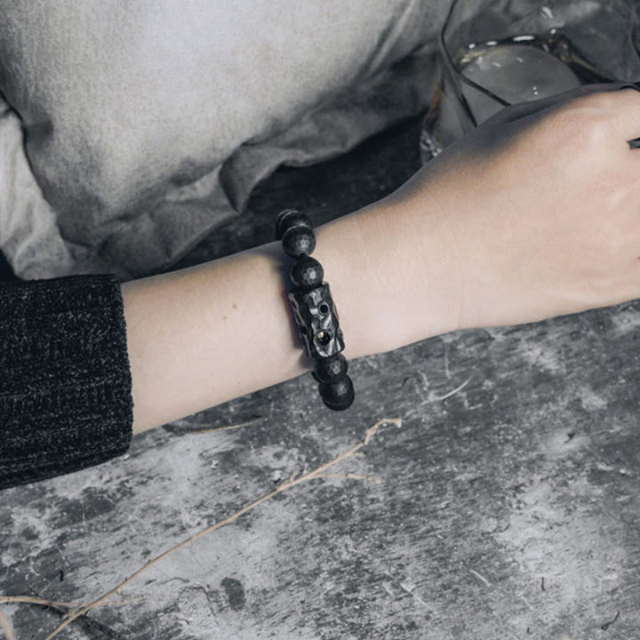 Pulsera protectora de ébano y ónix negro con superficie mate esmerilada y Buddha Stones
