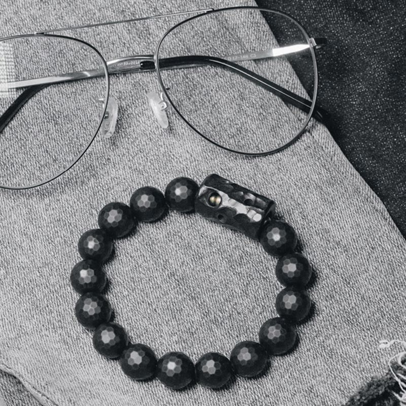 Pulsera protectora de ébano y ónix negro con superficie mate esmerilada y Buddha Stones