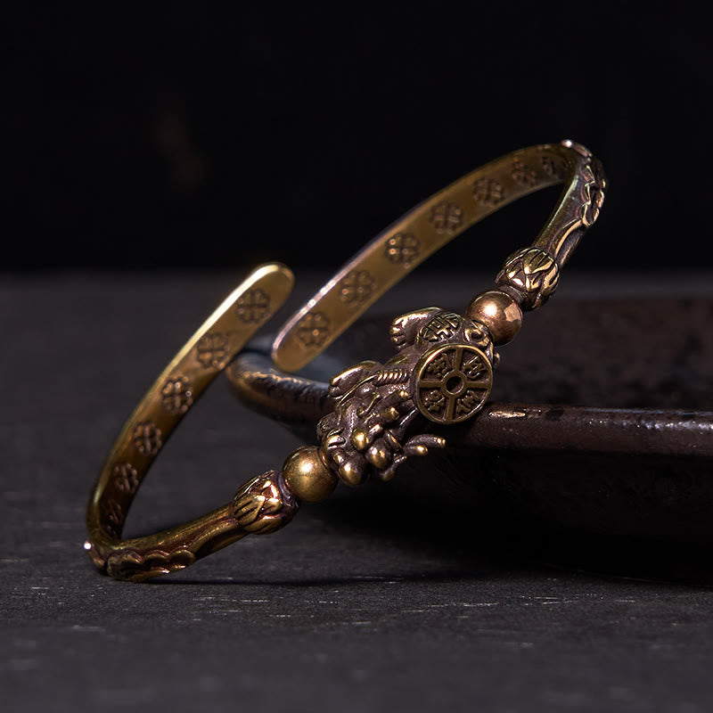 Pulsera brazalete de cobre y latón con lingote de moneda y Buddha Stones