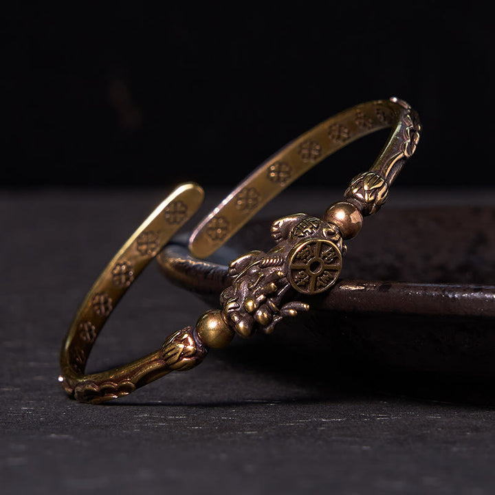 Pulsera brazalete de cobre y latón con lingote de moneda y Buddha Stones