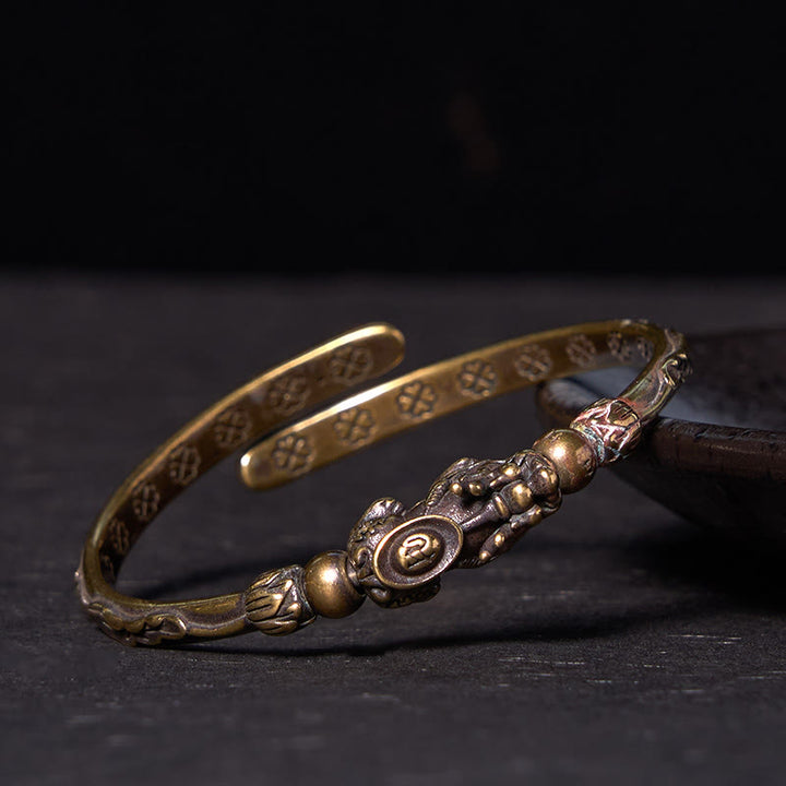 Pulsera brazalete de cobre y latón con lingote de moneda y Buddha Stones