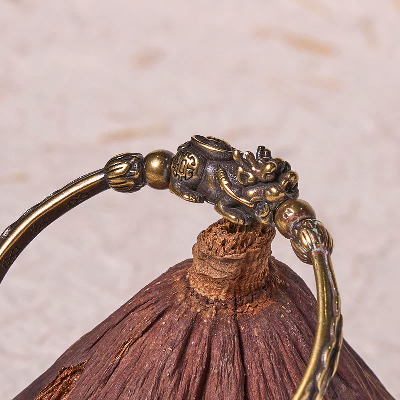 Pulsera brazalete de cobre y latón con lingote de moneda y Buddha Stones
