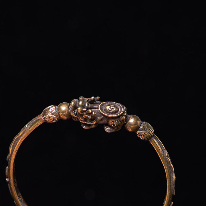 Pulsera brazalete de cobre y latón con lingote de moneda y Buddha Stones