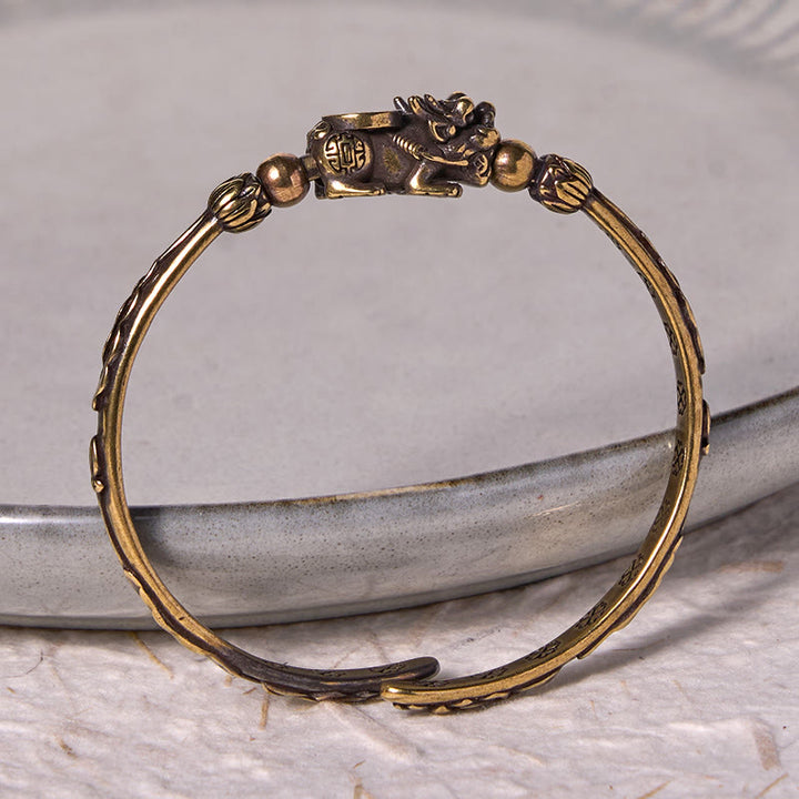 Pulsera brazalete de cobre y latón con lingote de moneda y Buddha Stones
