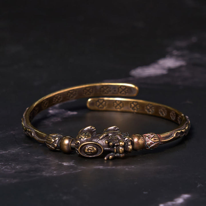 Pulsera brazalete de cobre y latón con lingote de moneda y Buddha Stones