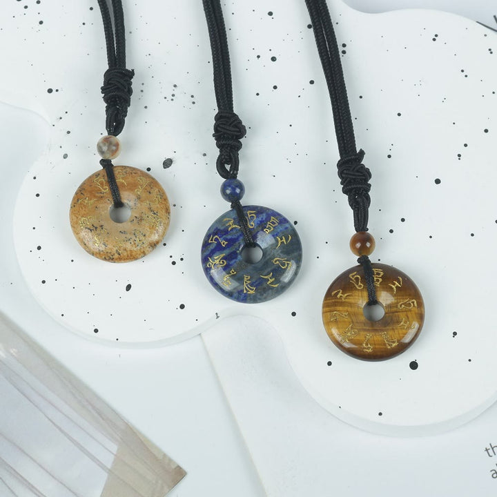 Collar con colgante de obsidiana negra con cristales naturales de varios tipos y Buddha Stones con mantra de Tara verde