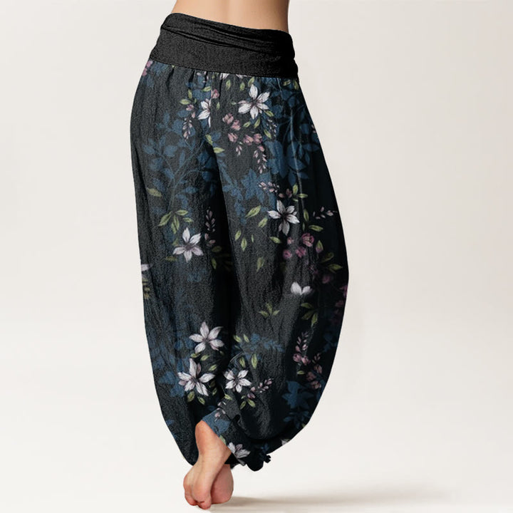 Pantalones bombachos de mujer con cintura elástica, estampado de pequeñas flores blancas y hojas verdes en algodón con Buddha Stones - image 1