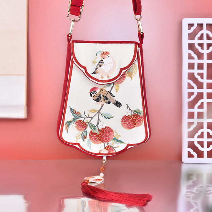 Bolso bandolera con borlas bordadas con lichi y urraca de Buddha Stones