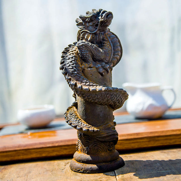Estatua de resina fundida con óxido de hierro y polvo de Buddha Stones hecha a mano con forma de dragón volador alrededor del pilar para decoración del hogar
