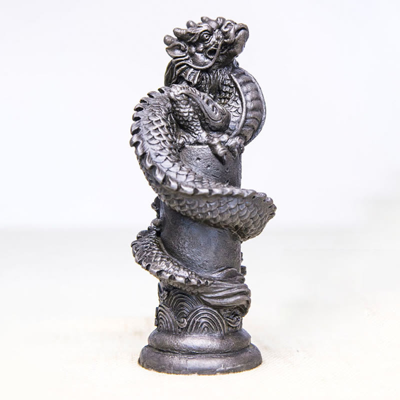 Estatua de resina fundida con óxido de hierro y polvo de Buddha Stones hecha a mano con forma de dragón volador alrededor del pilar para decoración del hogar