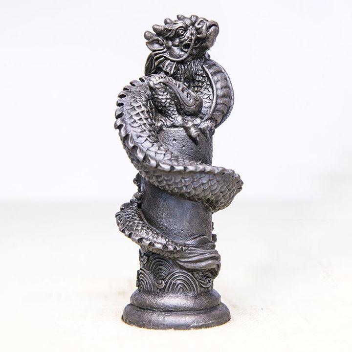 Estatua de resina fundida con óxido de hierro y polvo de Buddha Stones hecha a mano con forma de dragón volador alrededor del pilar para decoración del hogar