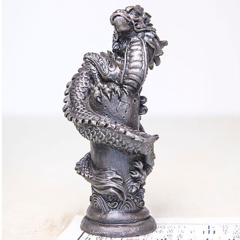 Estatua de resina fundida con óxido de hierro y polvo de Buddha Stones hecha a mano con forma de dragón volador alrededor del pilar para decoración del hogar