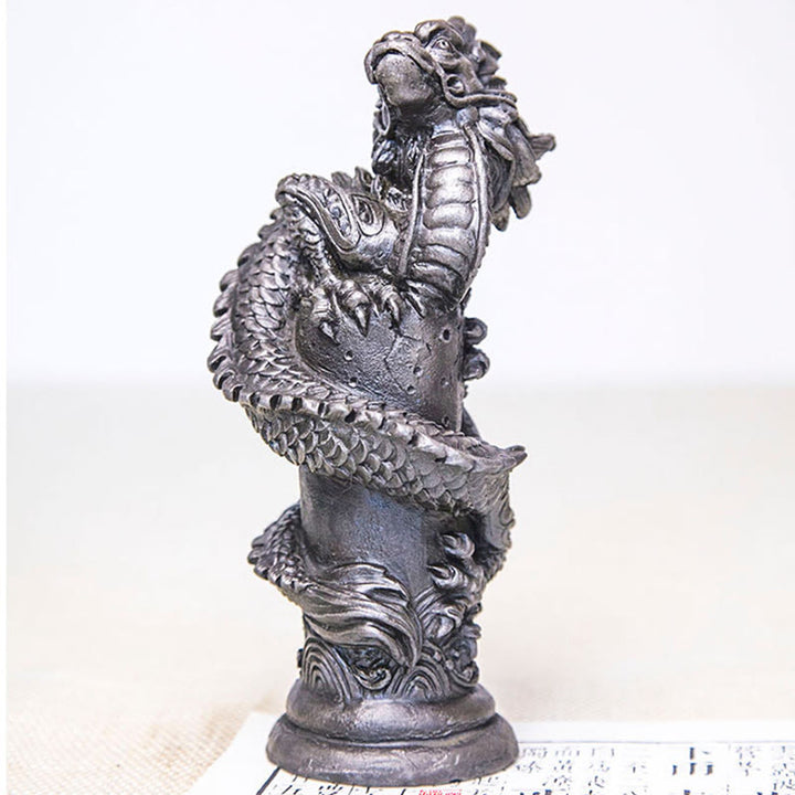 Estatua de resina fundida con óxido de hierro y polvo de Buddha Stones hecha a mano con forma de dragón volador alrededor del pilar para decoración del hogar