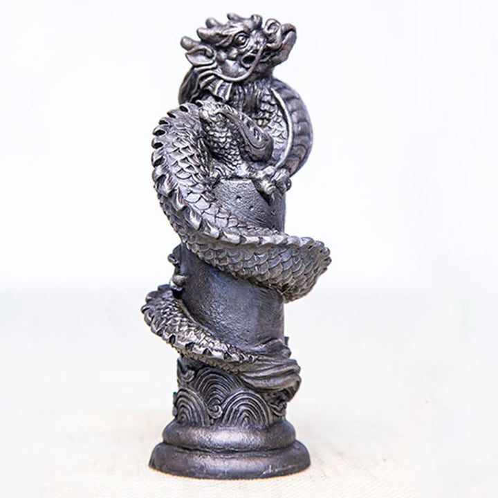 Estatua de resina fundida con óxido de hierro y polvo de Buddha Stones hecha a mano con forma de dragón volador alrededor del pilar para decoración del hogar