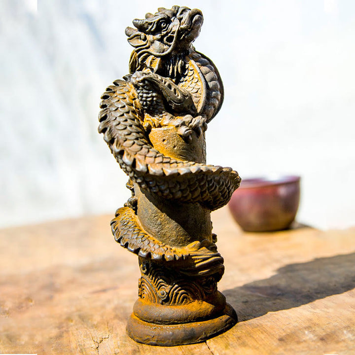 Estatua de resina fundida con óxido de hierro y polvo de Buddha Stones hecha a mano con forma de dragón volador alrededor del pilar para decoración del hogar