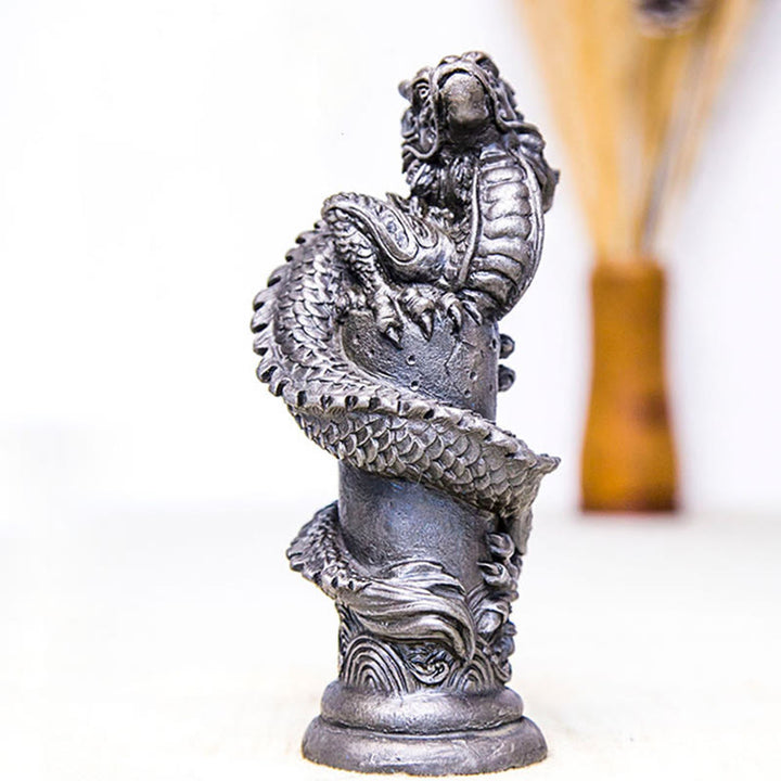 Estatua de resina fundida con óxido de hierro y polvo de Buddha Stones hecha a mano con forma de dragón volador alrededor del pilar para decoración del hogar