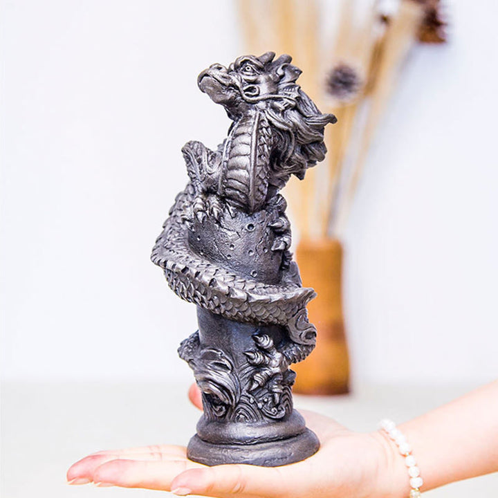 Estatua de resina fundida con óxido de hierro y polvo de Buddha Stones hecha a mano con forma de dragón volador alrededor del pilar para decoración del hogar