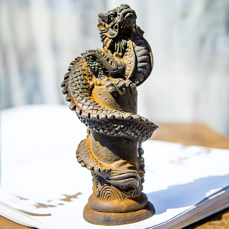 Estatua de resina fundida con óxido de hierro y polvo de Buddha Stones hecha a mano con forma de dragón volador alrededor del pilar para decoración del hogar