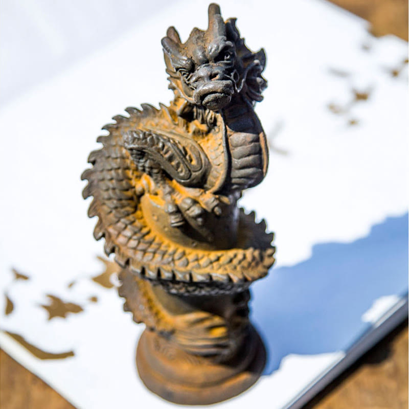 Estatua de resina fundida con óxido de hierro y polvo de Buddha Stones hecha a mano con forma de dragón volador alrededor del pilar para decoración del hogar