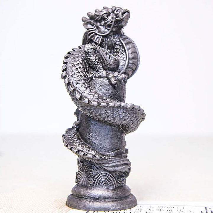 Estatua de resina fundida con óxido de hierro y polvo de Buddha Stones hecha a mano con forma de dragón volador alrededor del pilar para decoración del hogar