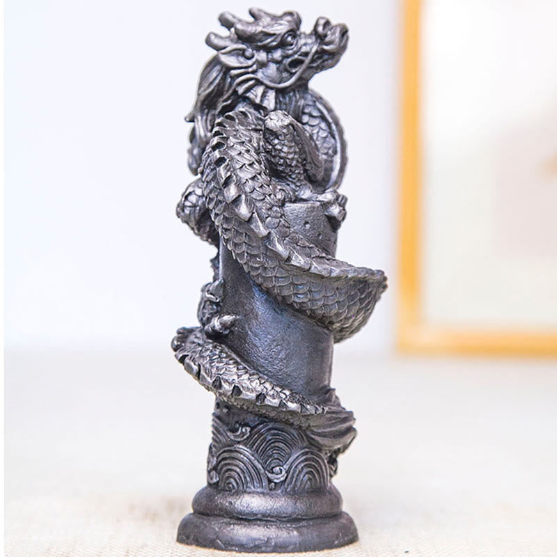 Estatua de resina fundida con óxido de hierro y polvo de Buddha Stones hecha a mano con forma de dragón volador alrededor del pilar para decoración del hogar
