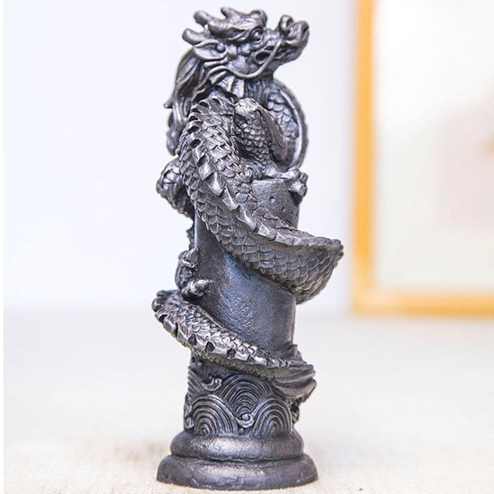 Estatua de resina fundida con óxido de hierro y polvo de Buddha Stones hecha a mano con forma de dragón volador alrededor del pilar para decoración del hogar