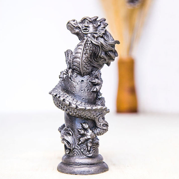 Estatua de resina fundida con óxido de hierro y polvo de Buddha Stones hecha a mano con forma de dragón volador alrededor del pilar para decoración del hogar
