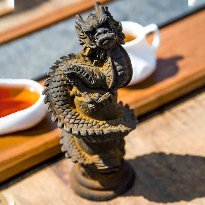 Estatua de resina fundida con óxido de hierro y polvo de Buddha Stones hecha a mano con forma de dragón volador alrededor del pilar para decoración del hogar