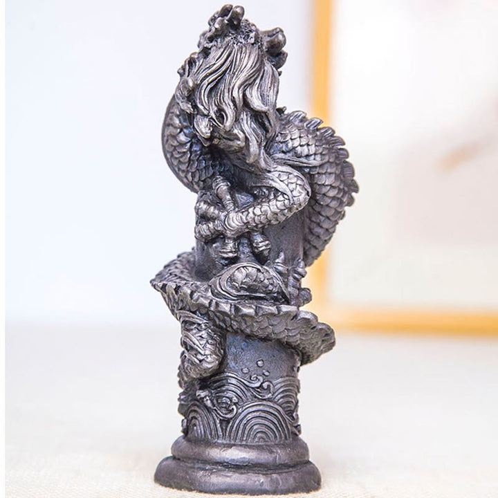Estatua de resina fundida con óxido de hierro y polvo de Buddha Stones hecha a mano con forma de dragón volador alrededor del pilar para decoración del hogar