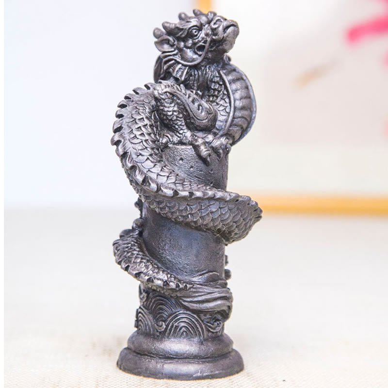 Estatua de resina fundida con óxido de hierro y polvo de Buddha Stones hecha a mano con forma de dragón volador alrededor del pilar para decoración del hogar