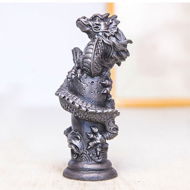 Estatua de resina fundida con óxido de hierro y polvo de Buddha Stones hecha a mano con forma de dragón volador alrededor del pilar para decoración del hogar