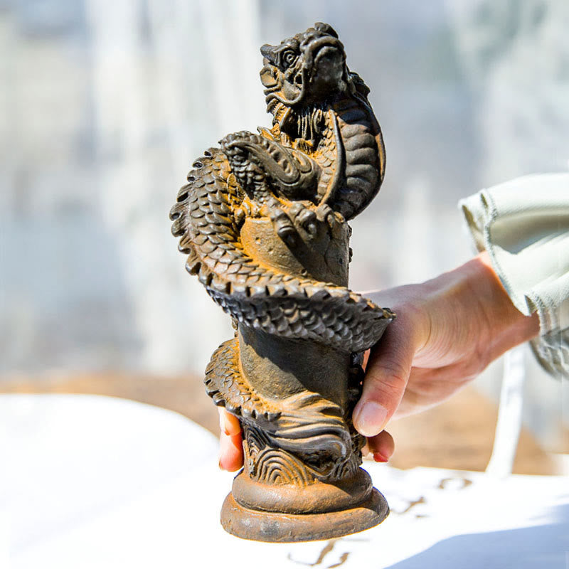 Estatua de resina fundida con óxido de hierro y polvo de Buddha Stones hecha a mano con forma de dragón volador alrededor del pilar para decoración del hogar