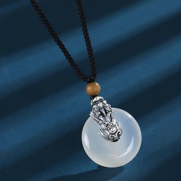 Colgante con seis palabras verdaderas y hebilla de la paz Pi Xiu de plata de Buddha Stones con ágata blanca y ónix negro y sándalo verde - Ágata blanca, plata de ley 999, sándalo verde - image 3