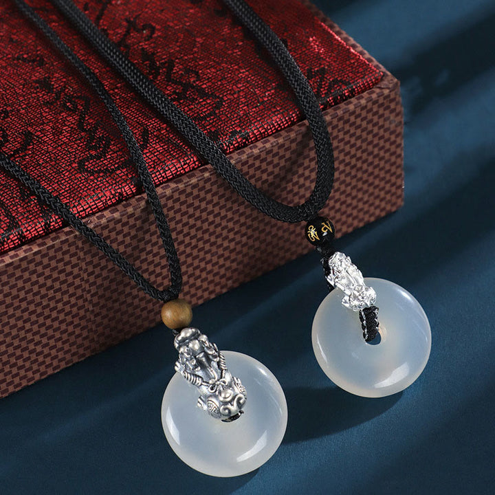 Colgante con seis palabras verdaderas y hebilla de la paz Pi Xiu de plata de Buddha Stones con ágata blanca y ónix negro y sándalo verde - image 9