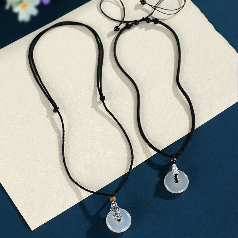 Colgante con seis palabras verdaderas y hebilla de la paz Pi Xiu de plata de Buddha Stones con ágata blanca y ónix negro y sándalo verde - image 10