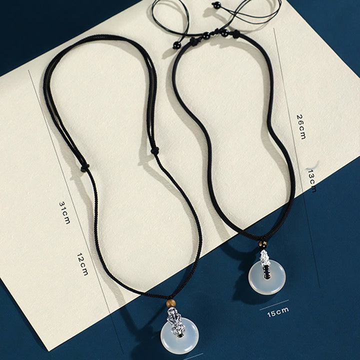 Colgante con seis palabras verdaderas y hebilla de la paz Pi Xiu de plata de Buddha Stones con ágata blanca y ónix negro y sándalo verde - image 11