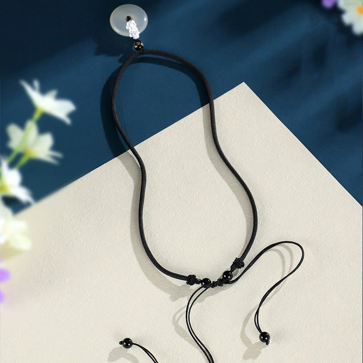 Colgante con seis palabras verdaderas y hebilla de la paz Pi Xiu de plata de Buddha Stones con ágata blanca y ónix negro y sándalo verde - image 2