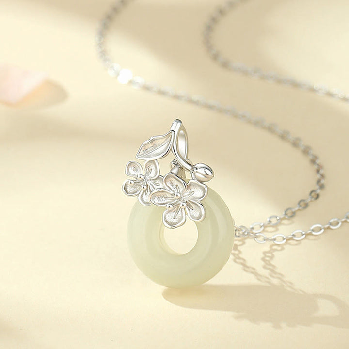 Colgante de plata de ley 999 con diseño de flor de durazno y hebilla de la paz con jade hetiano y Buddha Stones
