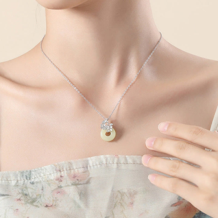 Colgante de plata de ley 999 con diseño de flor de durazno y hebilla de la paz con jade hetiano y Buddha Stones