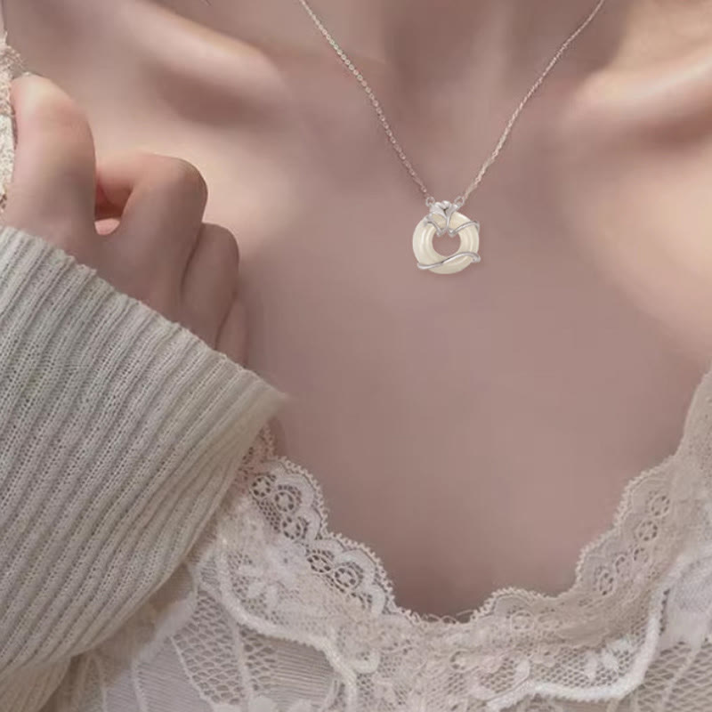 Collar con colgante de hoja de ginkgo con hebilla de paz de plata de ley 925 y jade hetiano de Buddha Stones
