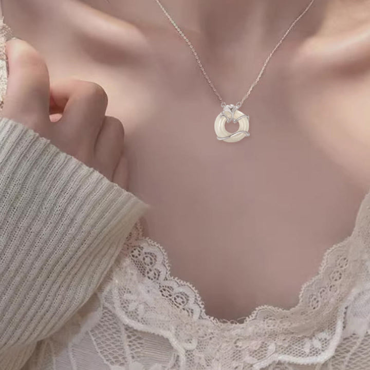 Collar con colgante de hoja de ginkgo con hebilla de paz de plata de ley 925 y jade hetiano de Buddha Stones