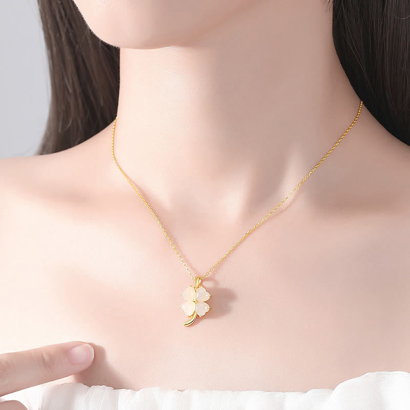 Collar con colgante de trébol de cuatro hojas de plata de ley 925 con jade hetiano y Buddha Stones