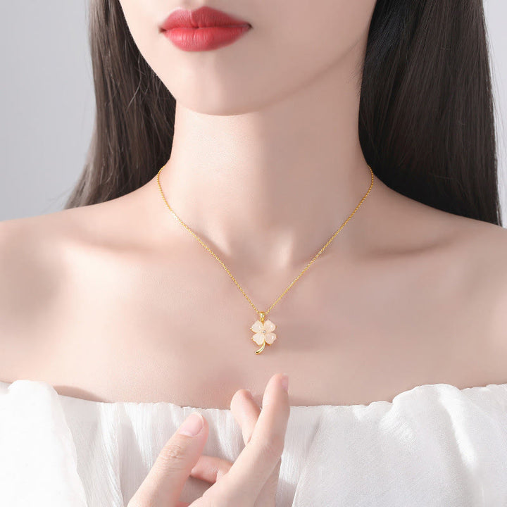 Collar con colgante de trébol de cuatro hojas de plata de ley 925 con jade hetiano y Buddha Stones