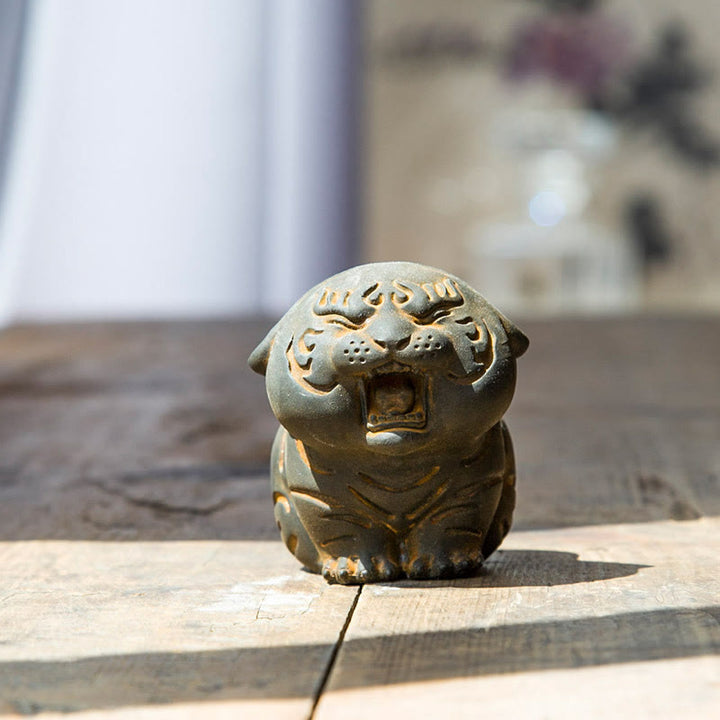 Estatua de resina fundida con óxido de hierro en polvo de tigre en miniatura con Buddha Stones para decoración del hogar
