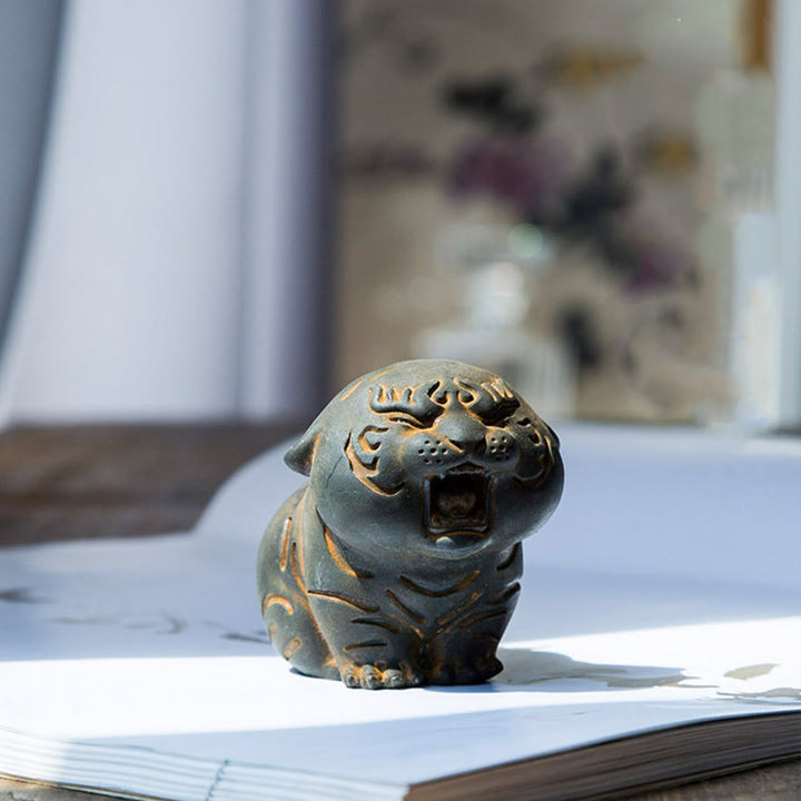 Estatua de resina fundida con óxido de hierro en polvo de tigre en miniatura con Buddha Stones para decoración del hogar