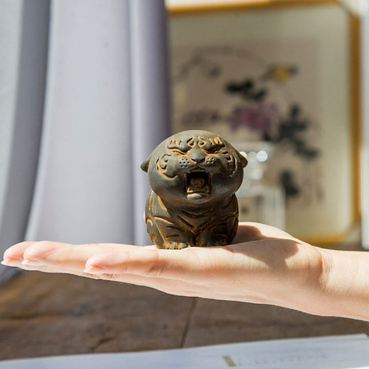 Estatua de resina fundida con óxido de hierro en polvo de tigre en miniatura con Buddha Stones para decoración del hogar