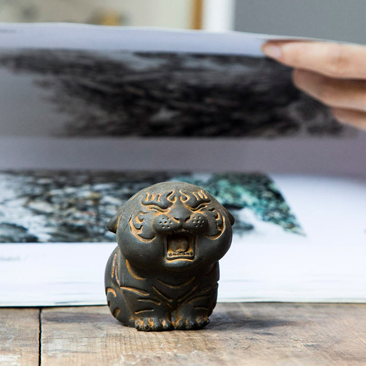 Estatua de resina fundida con óxido de hierro en polvo de tigre en miniatura con Buddha Stones para decoración del hogar