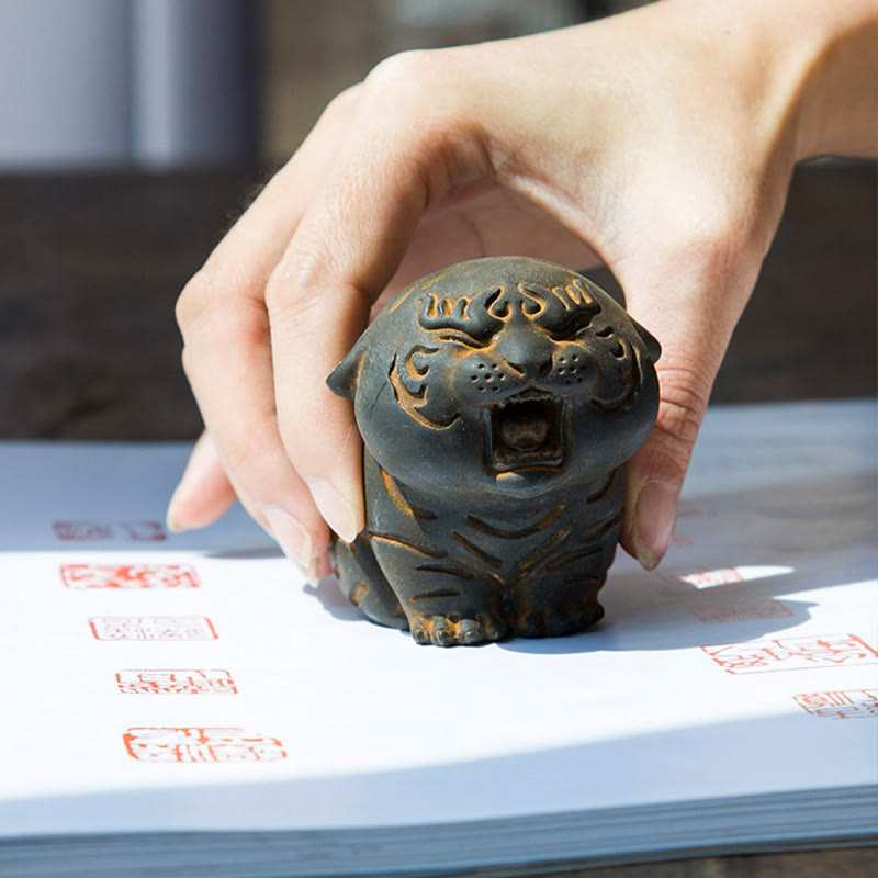 Estatua de resina fundida con óxido de hierro en polvo de tigre en miniatura con Buddha Stones para decoración del hogar